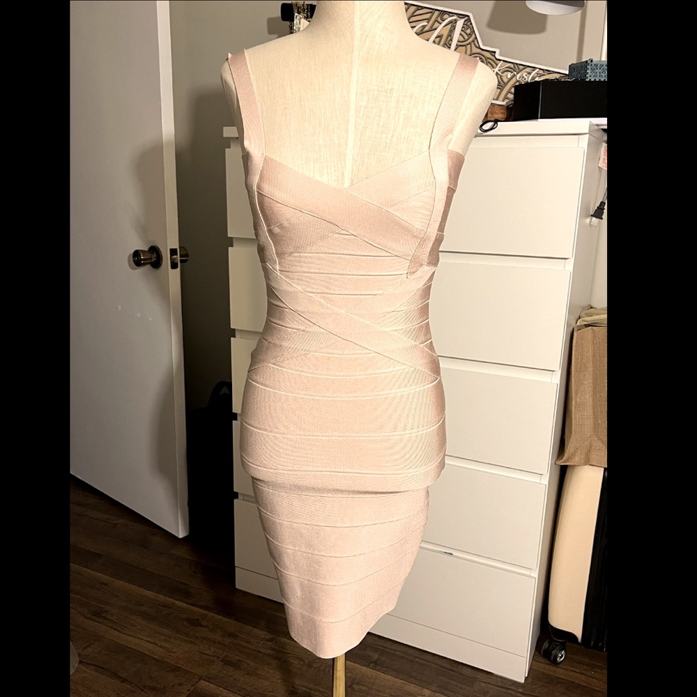 Beautiful great quality and super flattering bodycon dress from Amazon!